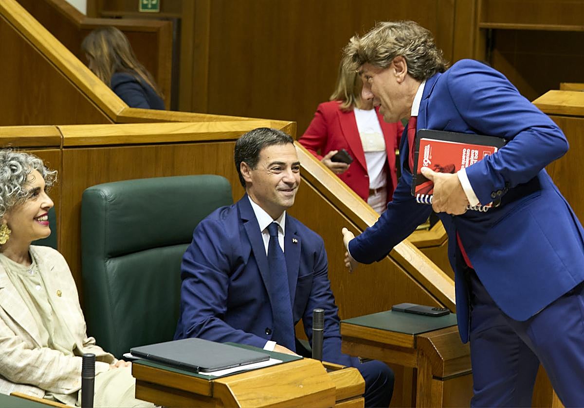 El socialista Eneko Andueza saluda al lehendakari Imanol Pradales en el pleno de política general.