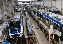 Varias unidades en la sección de montaje y acabado de la planta que CAF tiene en Beasain.