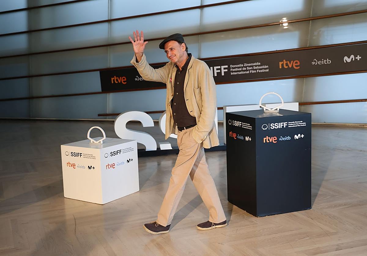 El director catalán José Luis Guerin en el Photocall en el interior del Kursaal.