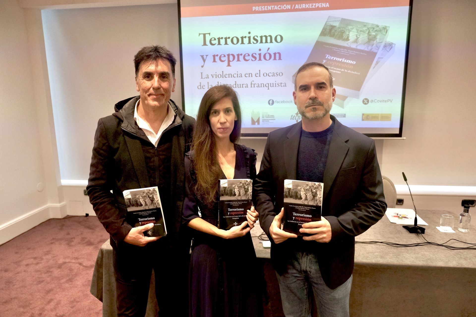 Iñigo Pascual, Mireya Toribio y Gaizka Fernández Soldevilla, en Donostia con el libro.