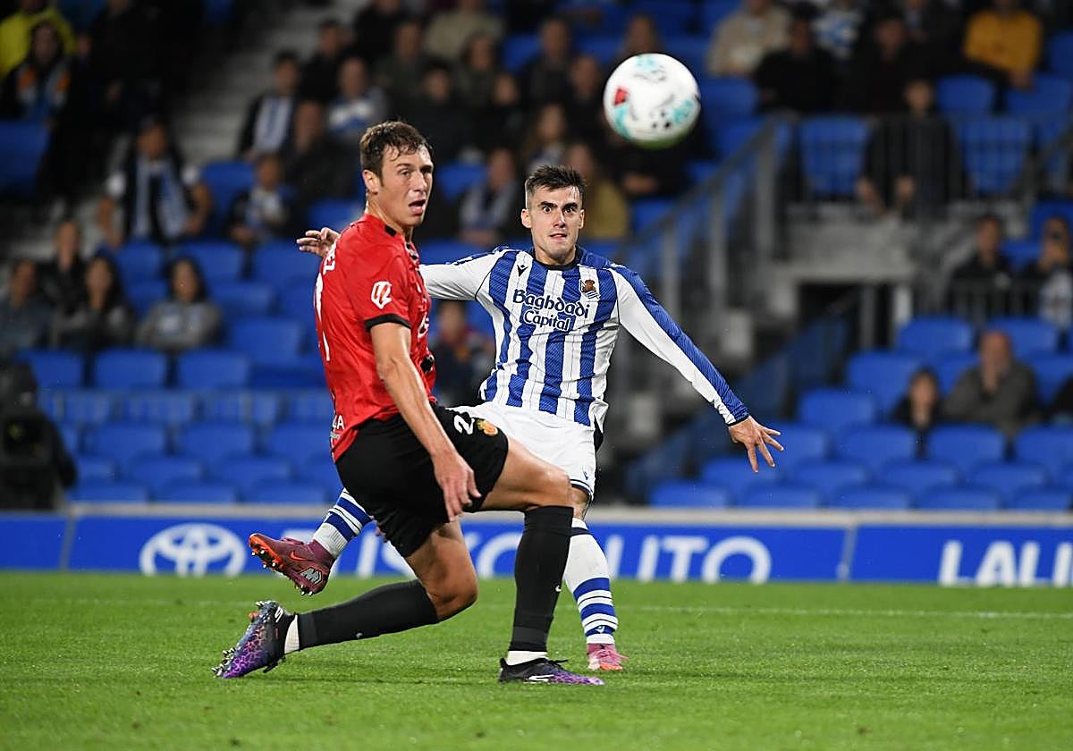 Barrenetxea ve cómo el balón toma el camino de la portería ante la oposición de López. Esa ocasión suya se marchó por encima del larguero.
