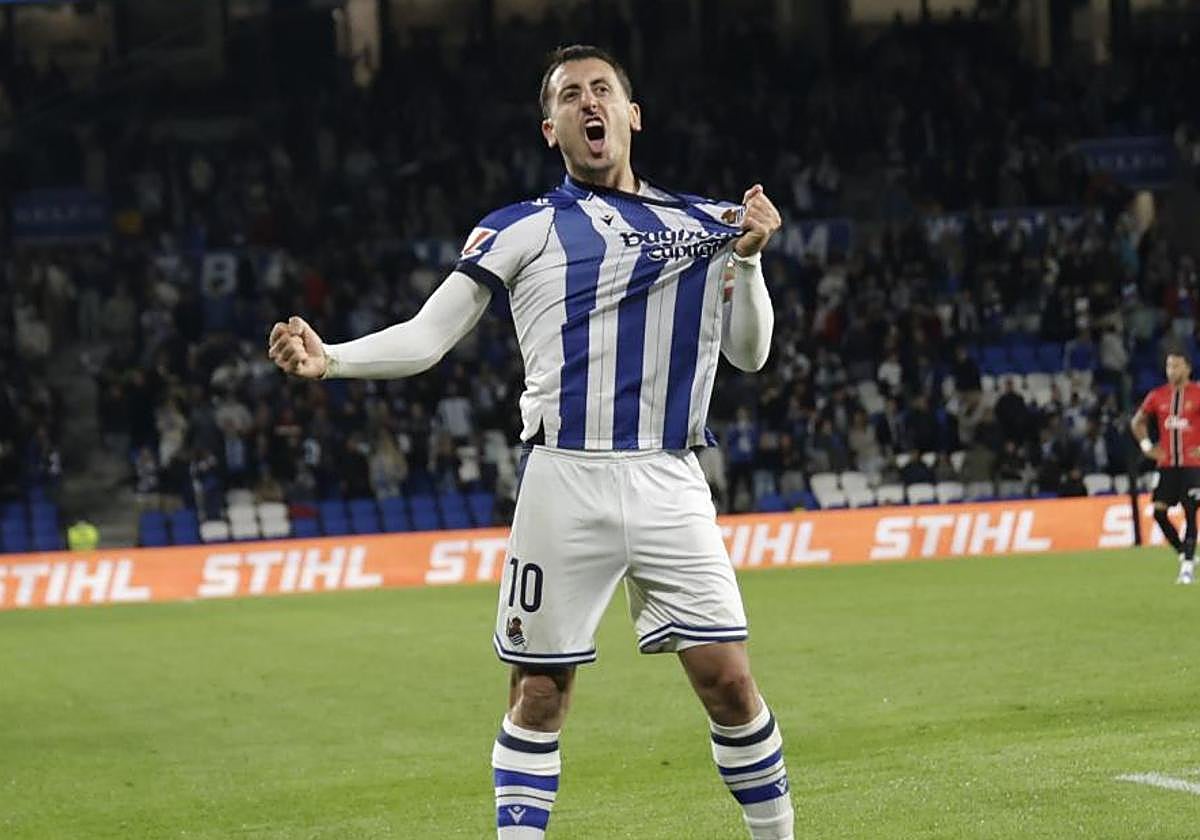 Oyarzabal muestra el escudo a la grada tras marcar el gol.