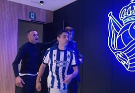 Sucic recibe la carantoña del entrenador, al que prefirió no dar la mano según las imágenes publicadas por el club.