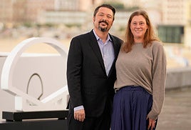 James Vanderbilt, posa junto a su mujer, Amber Freeman.