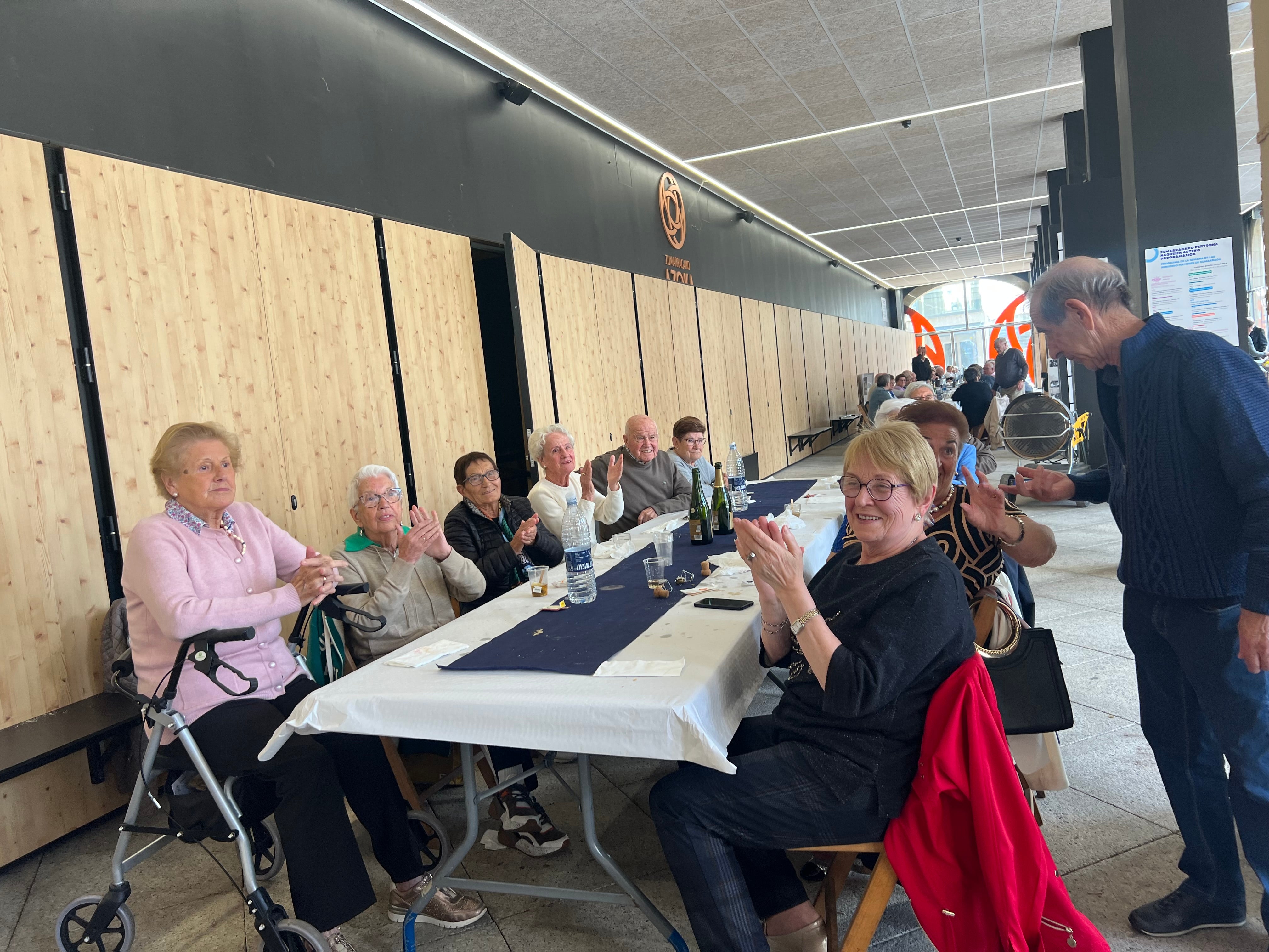 Llegar a los 80, un valioso regalo que Zumarraga ha celebrado con sus octogenarios este jueves