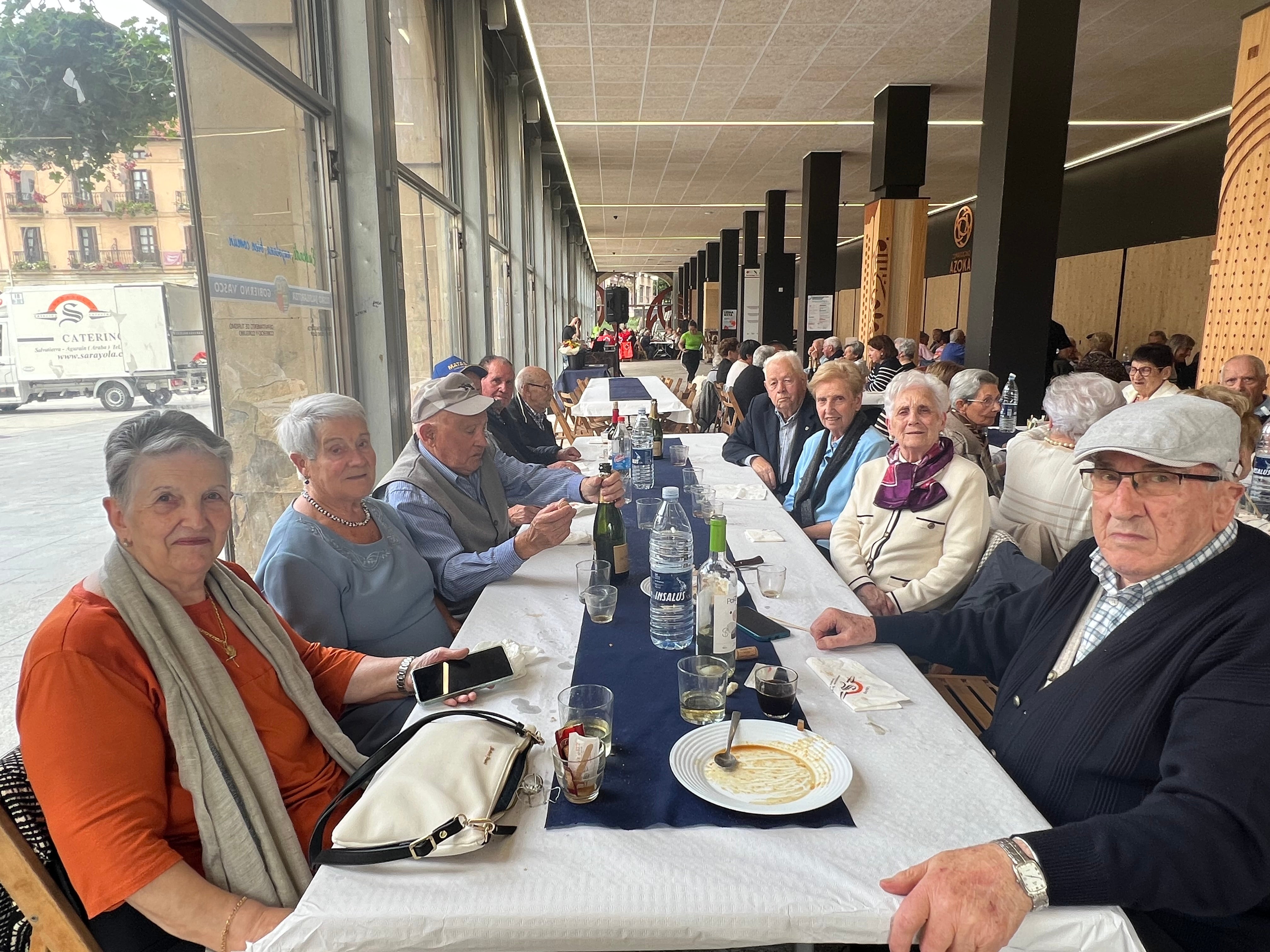 Llegar a los 80, un valioso regalo que Zumarraga ha celebrado con sus octogenarios este jueves