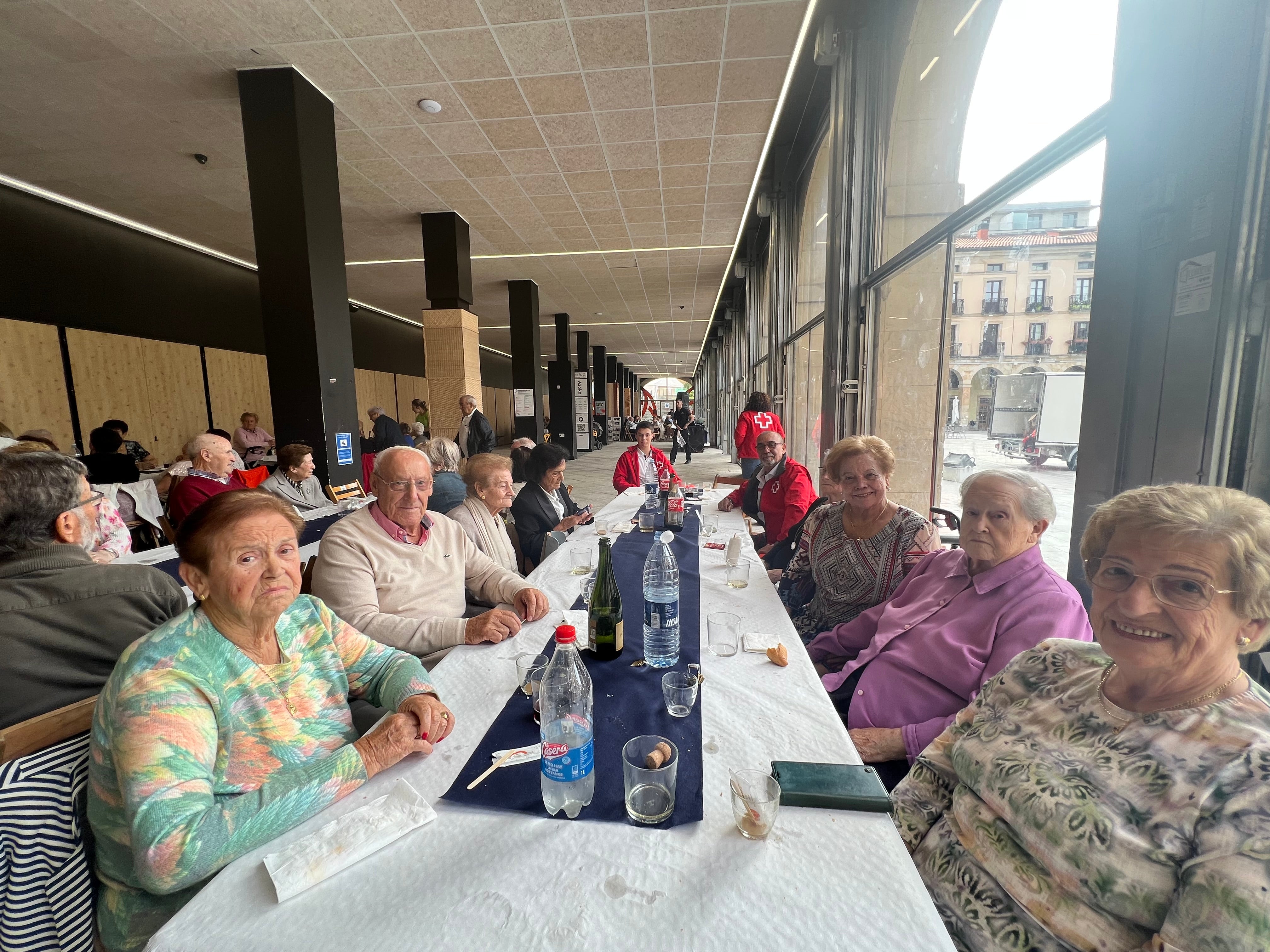 Llegar a los 80, un valioso regalo que Zumarraga ha celebrado con sus octogenarios este jueves