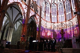 Un momento del montaje de videomapping y música en directo en la catedral de Buen Pastor.