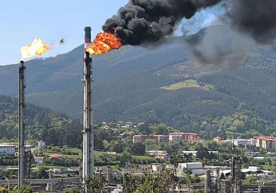 La plantilla de Petronor convoca huelga indefinida por el alejamiento de los vestuarios