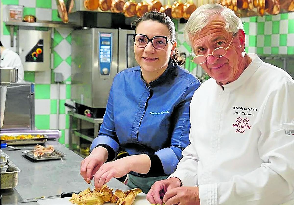 Los capitanes del reconocido Relais de la Poste, trabajando en la cocina.
