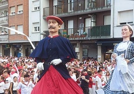 Los gigantes y cabezudos vuelven a actuar esta tarde en el centro de Pasai Antxo.