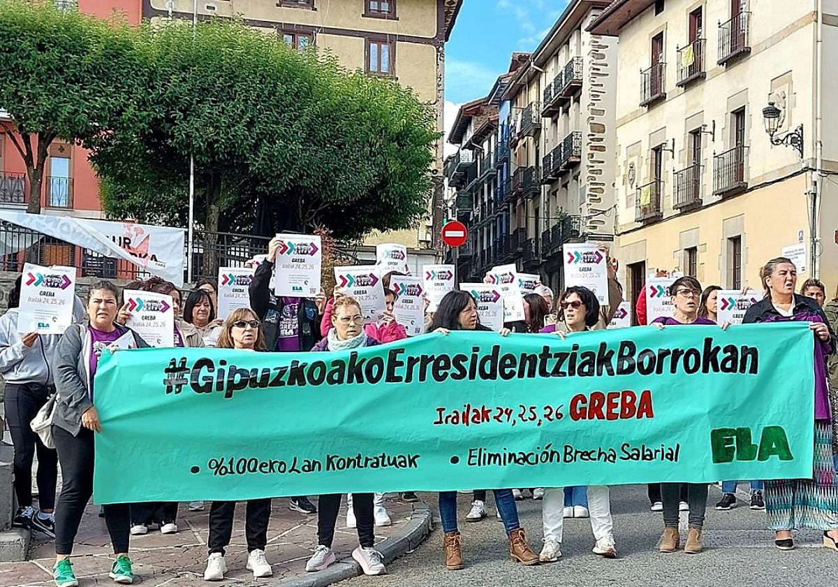 Las trabajadoras de las residencias y centros de día de la comarca se concentraron ayer en Ordizia.