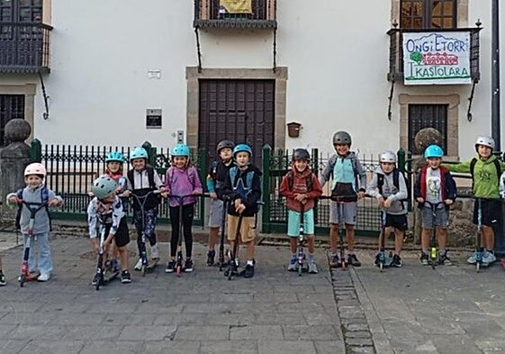 Grupo de escolares que se desplazan en patinete a Almen.