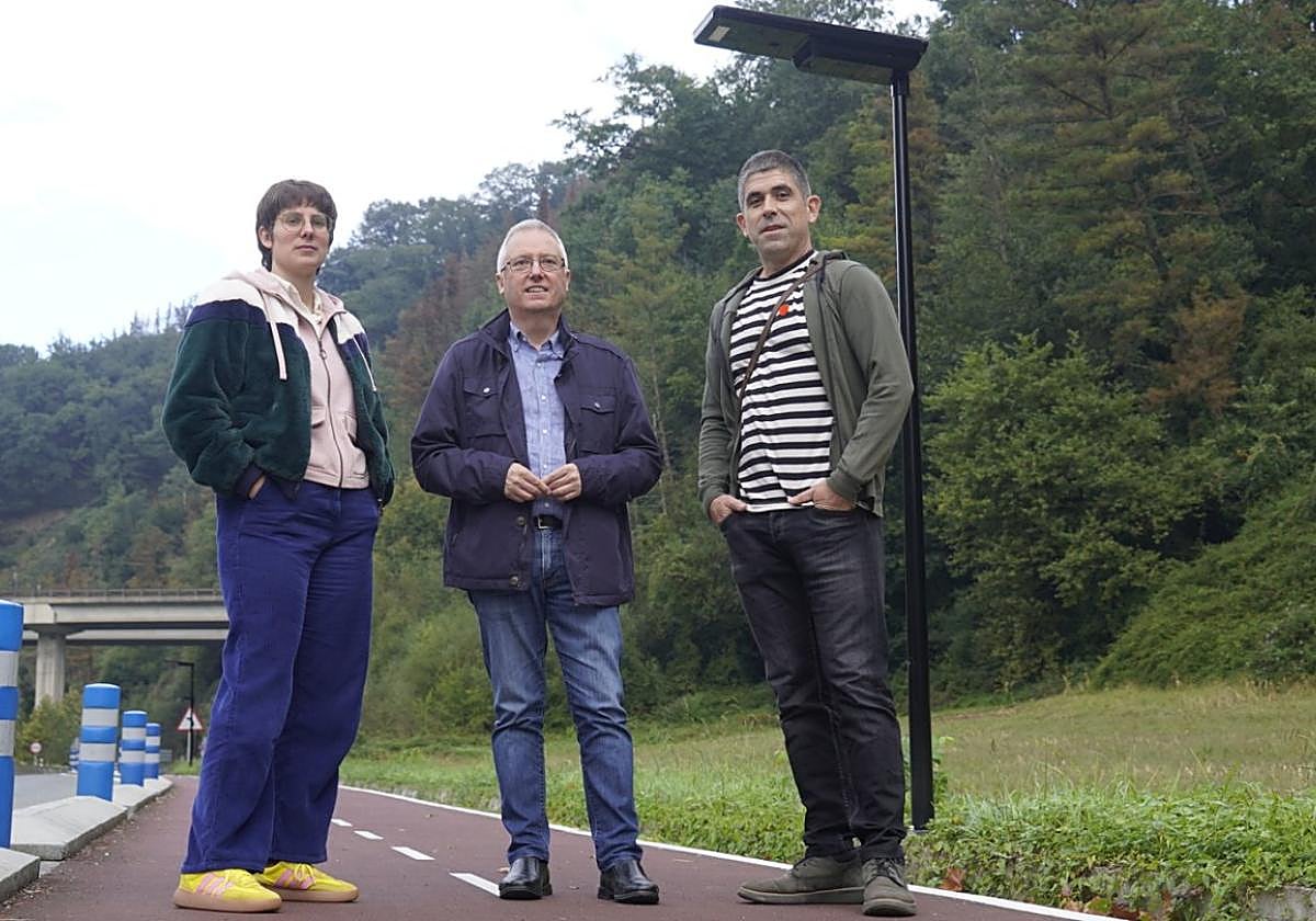 Alba Garmendia, José Ignacio Asensio e Iñaki de las nuevas luminarias instaladas.