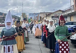 Dantzaris de Lurra en el reciente desfile de la Euskal Jaia de Urretxu.
