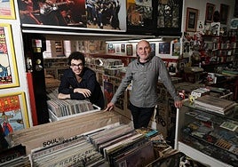 Entre vinilos. Marcos y Juancar García en la sede de Bloody Mary, situada en la calle Cipriano Larrañaga 9 de Irun.