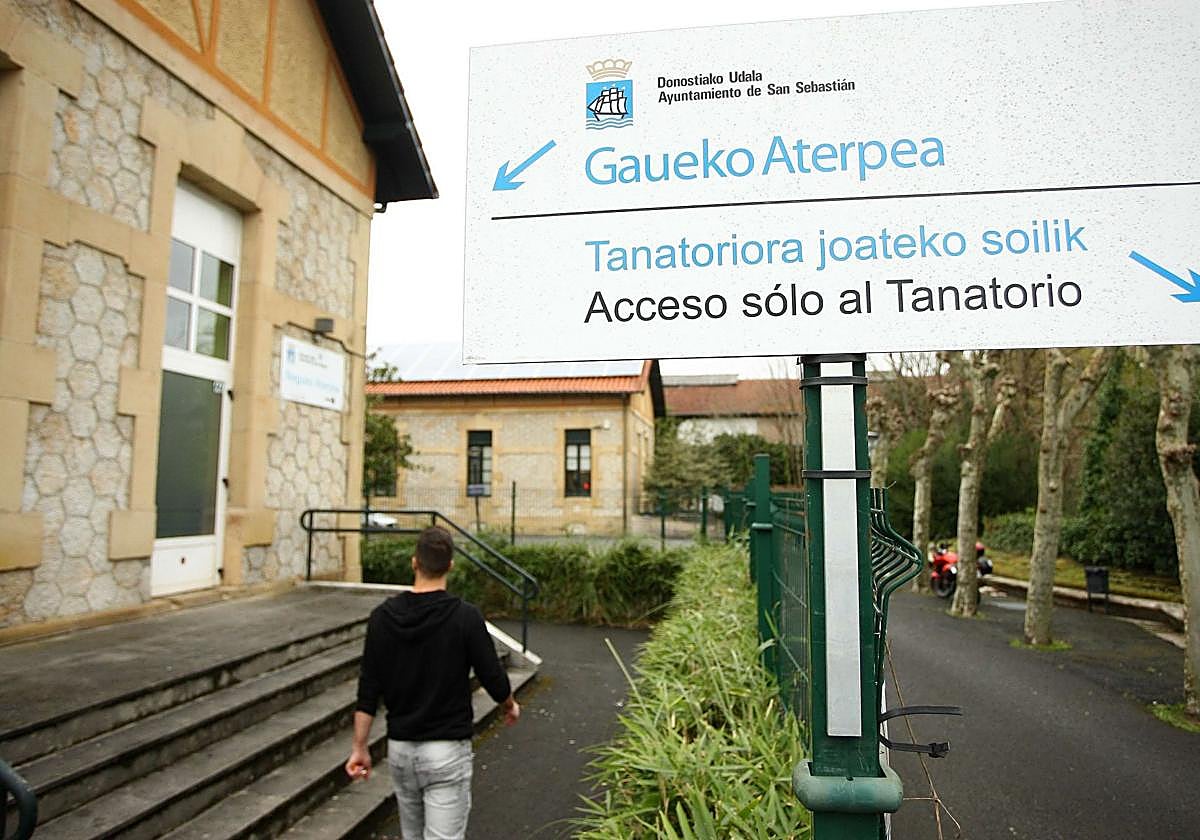 Acceso al Gaueko Aterpea, uno de los centros habilitados en Donostia.