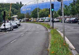 El carril del paseo Errondo, sentido Morlans, pegado a la mediana se transformará en parking para motos cuando juegue la Real.