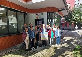 Aizpea Otaegi junto a los distintos representanes de los clubes