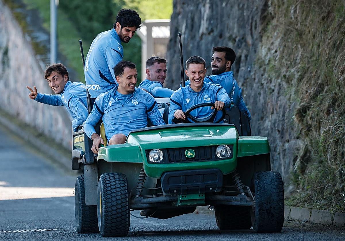 Goti, Guedes, Oyarzabal, Sergio Gómez y Braios, con Turrientes a los mandos, del vehículo este viernes en Zubieta