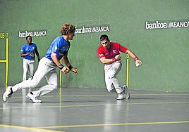 Hormaetxe lanza una dejada al txoko mientras Ibarra corre a defender. Al fondo, Lazkoz.