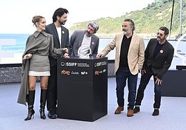 Alejandra Onieva, Álvaro Morte, Alberto Rodríguez, Eduard Fernández y Manolo Solo, ayer en el photocall de 'Anatomía de un instante'.