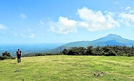 Las vistas desde la cima de Manttale nos llevan a la costa labortana o las cimas guipuzcoanas y navarras.