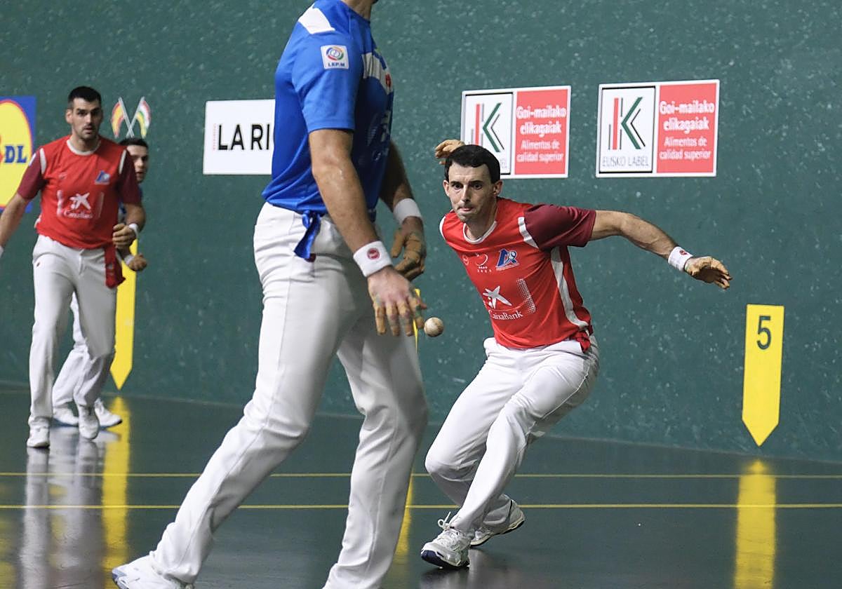 Altuna III entra con la derecha, con Ezkurdia atento a su espalda, este viernes en Logroño.