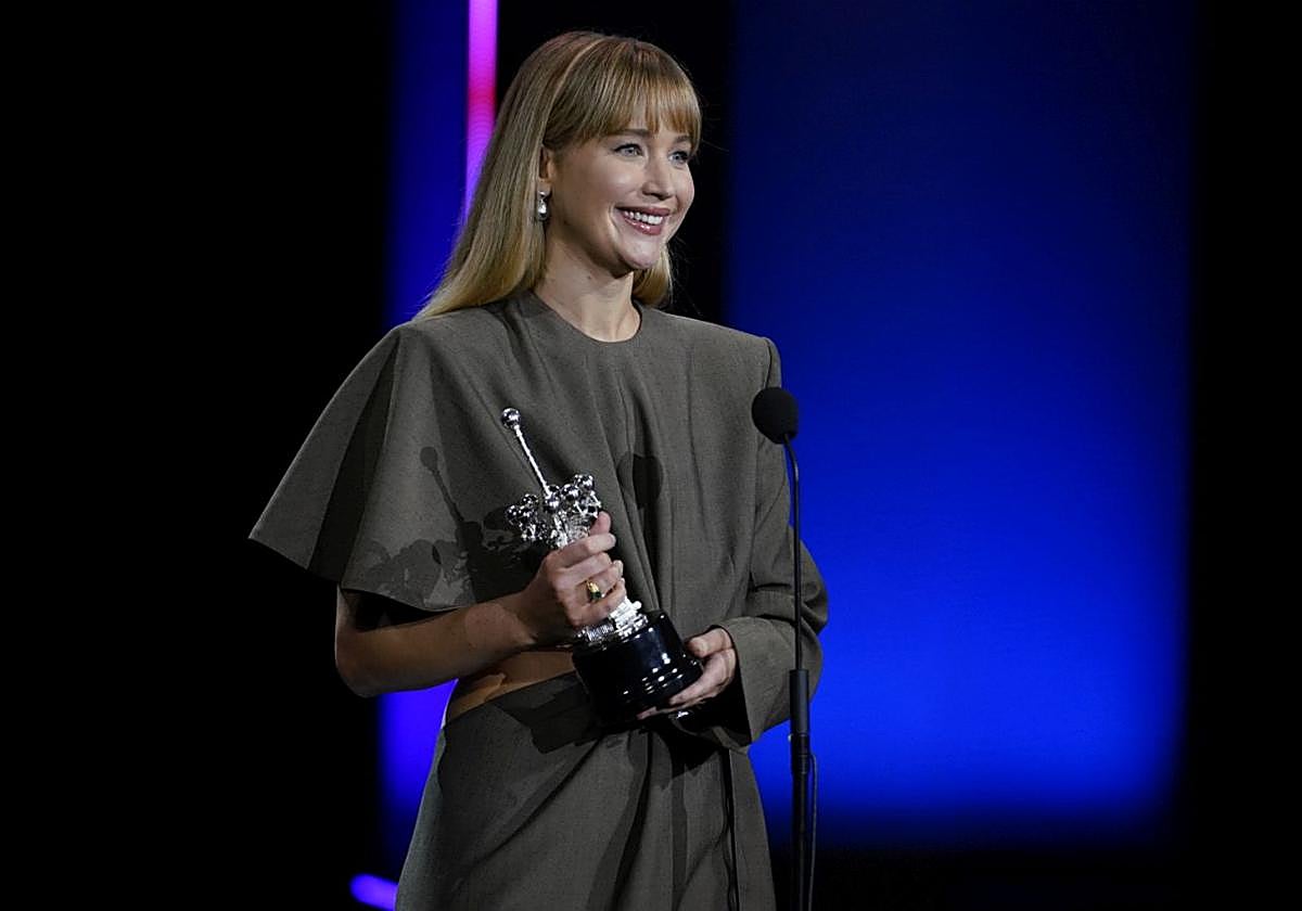 Jennnifer Lawrence, muy sonriente tras recibir el Premio Donostia del Zinemaldia.