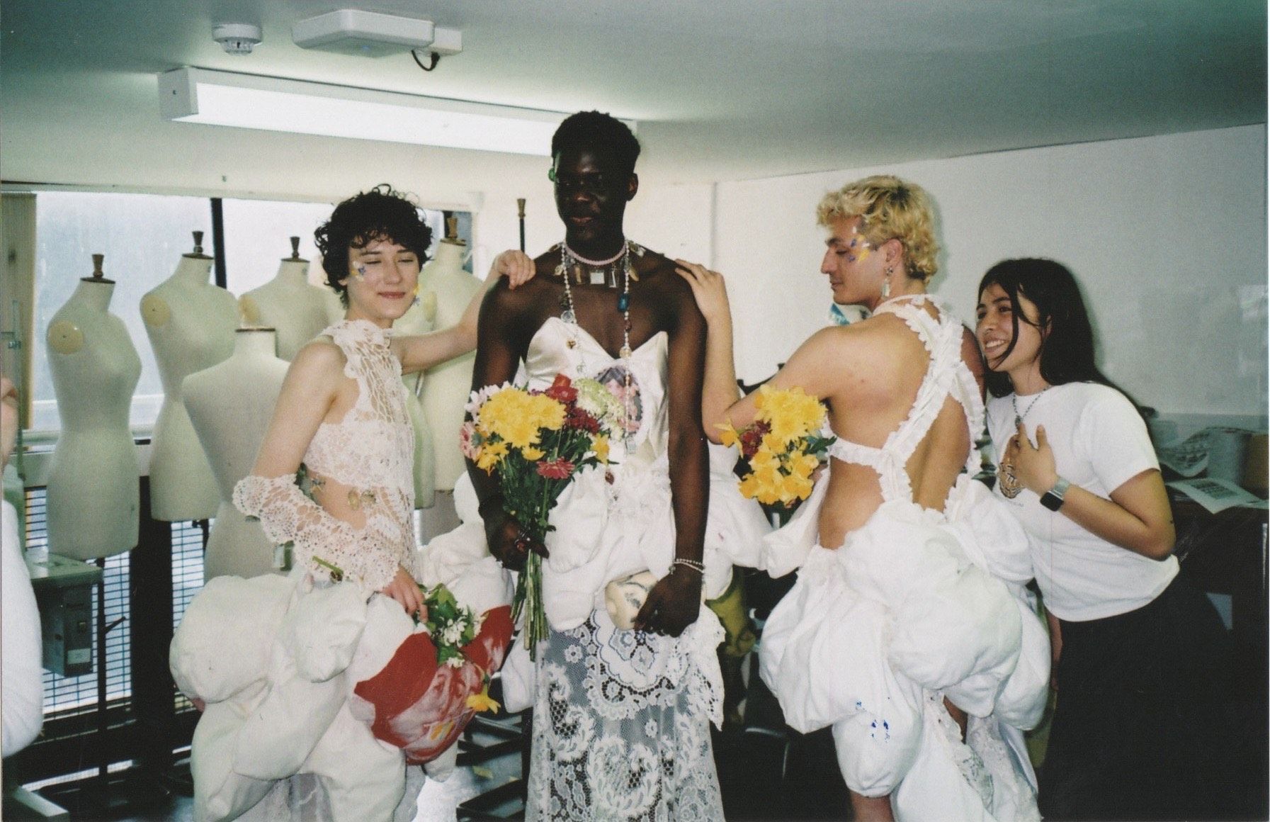 Leyre Molina (derecha), con la colección que presentó para su graduación.