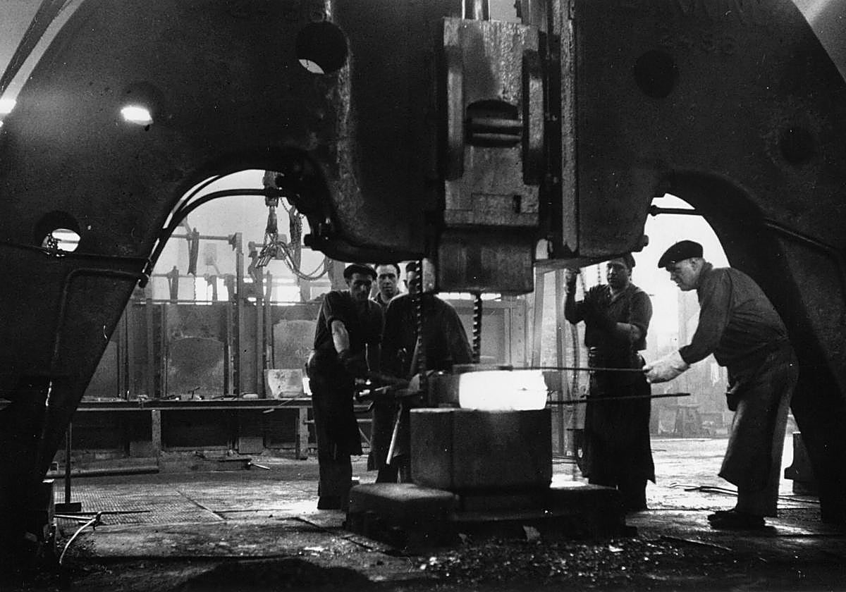 Operarios de Patricio Echeverría, ahora Bellota Herramientas, trabajan el hierro candente, en Legazpi.