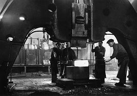 Operarios de Patricio Echeverría, ahora Bellota Herramientas, trabajan el hierro candente, en Legazpi.