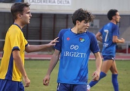 Un jugador del Tolosa, marcado por otro del Urola.