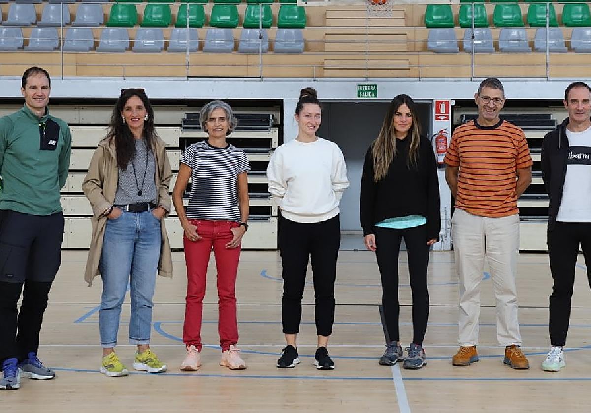 Representantes de los centros escolares de la comarca, clubes deportivos y Ayuntamiento en la cancha de Usabal.
