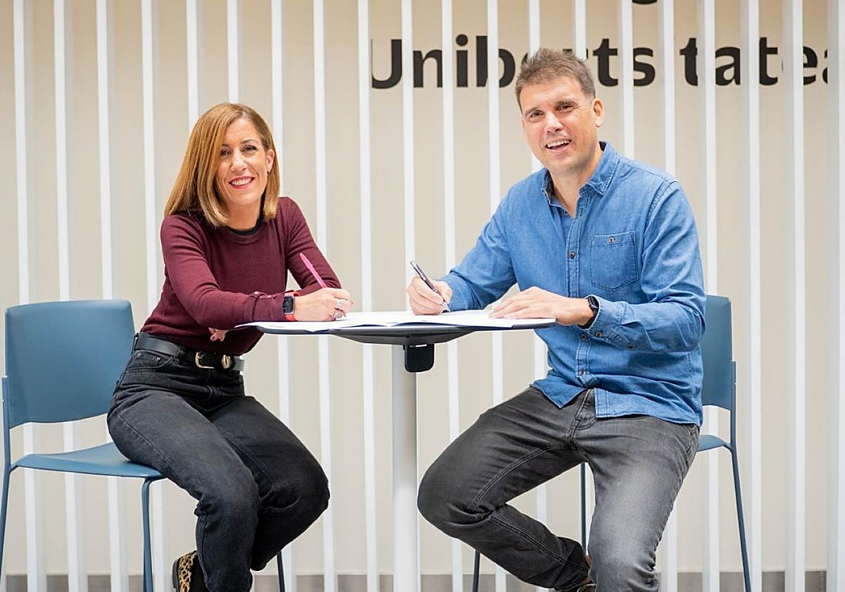 La decana de la Facultad Nagore Ipiña y el gerente de Musika Bulegoa Iker Durana.