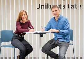 La decana de la Facultad Nagore Ipiña y el gerente de Musika Bulegoa Iker Durana.