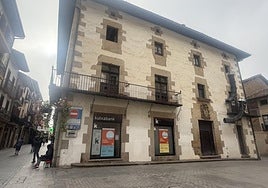 Vista frontal de Lukasena con la oficina de Kutxabank en el bajo .