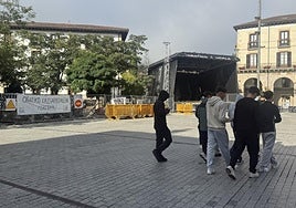 Pancarta instalada este viernes al mediodía en la plaza junto al vallado y el principal escenario festivo.