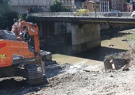 Una máquina trabajando en el derribo de la presa de Olea, a primera hora de la tarde de ayer.