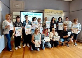 Algunos de los comercios participantes junto a representants del ayuntamiento en la presentación.