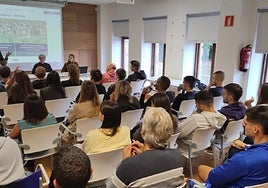 Imagen de la reunión celebrada en el ayuntamiento para presentar los resultados del estudio de viviendas en el pueblo.