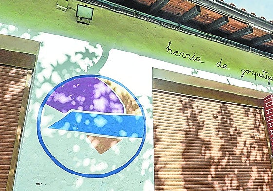 Exterior del edificio de las antiguas escuelas de Bernedo, sede durante décadas del polémico campamento.