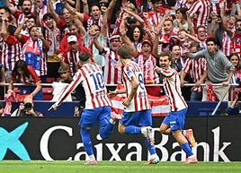 Griezmann celebra el quinto gol del Atlético junto a Baena y Barrios en la victoria colchonera ante el Real Madrid.