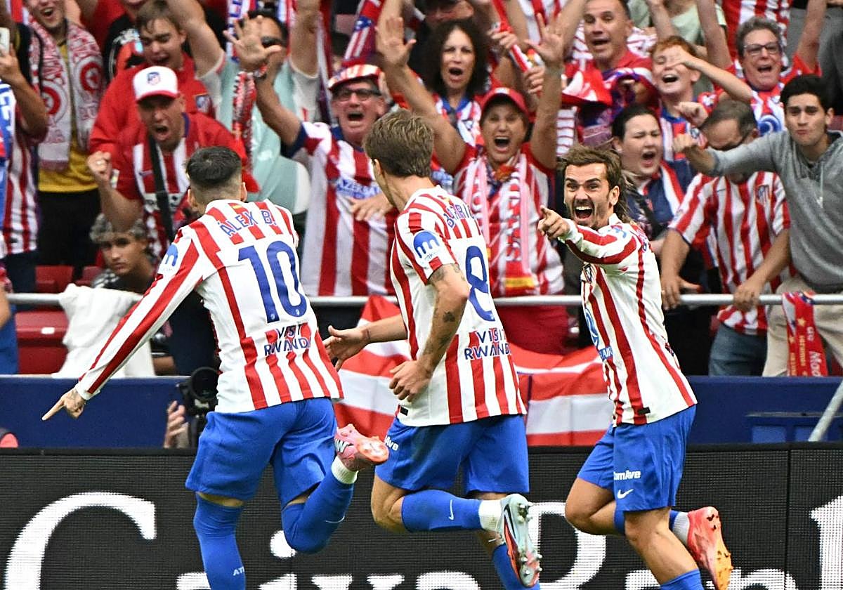 Griezmann celebra el quinto gol del Atlético junto a Baena y Barrios en la victoria colchonera ante el Real Madrid.