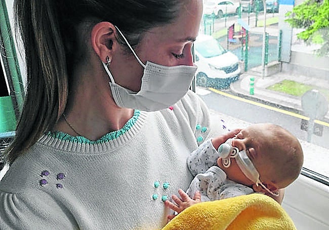 Erik Diez y Estibaliz, con Kian.