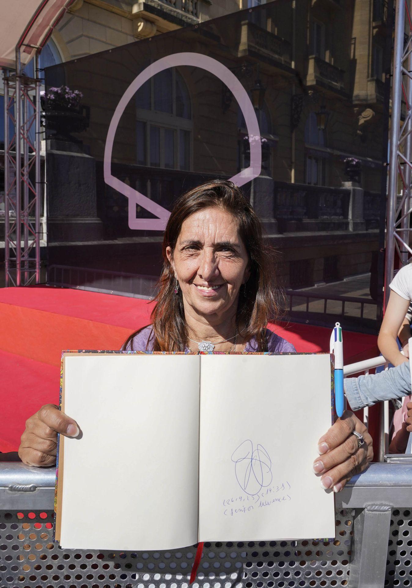 A la caza del autógrafo de las estrellas del Zinemaldia