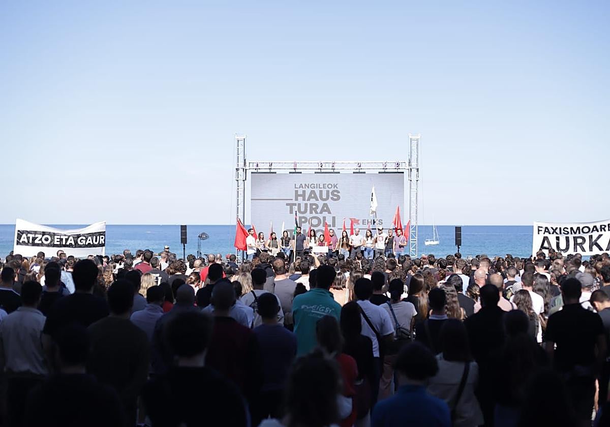 Imagen del acto de homenaje a 'Txiki' y Otaegi organizado por EHKS en Zarautz.