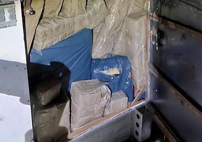 Escondían la droga en unos compartimentos en el interior del remolque.