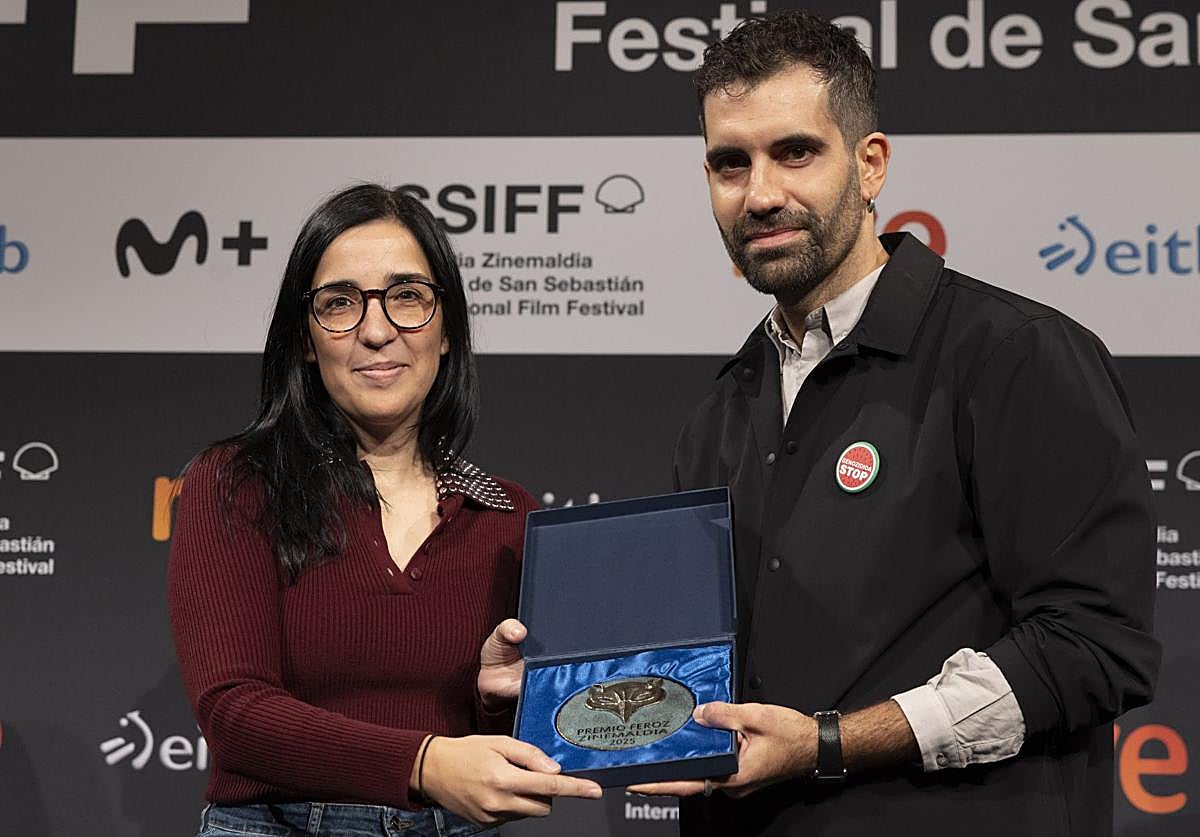 Alauda Ruiz de Azúa recibe de manos de Tamar Novas el Feroz 2025 del Zinemaldia por 'Los domingos'.