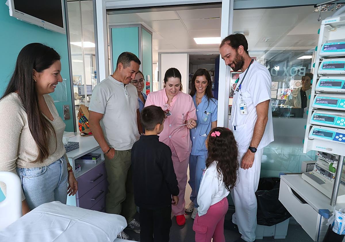 Personal sanitario saluda a la familia de Alana.